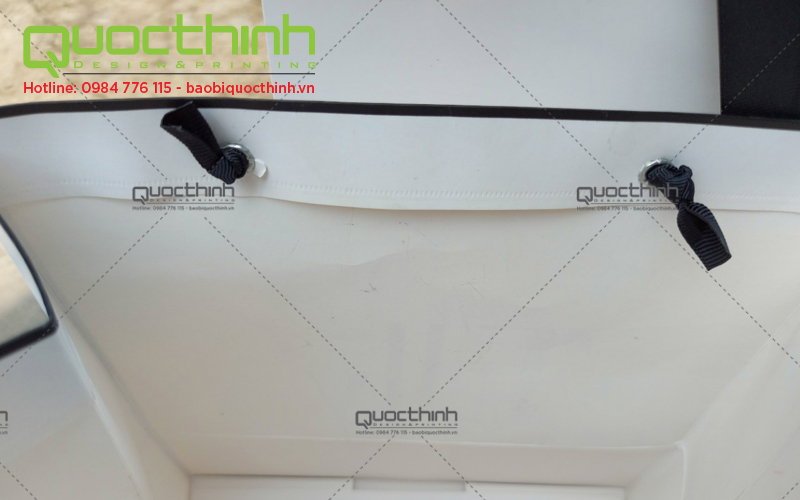 Túi đóng mắt cáo, dây Ruy Băng thắt nút. Thể hiện sự tiện dụng nhưng không kém phần sang trọng của sản phẩm.