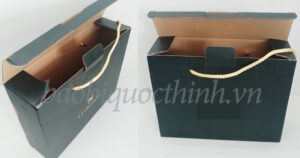 Công ty Bao Bì Quốc Thịnh 42 Bao Bì Quốc Thịnh hiện là đơn vị chuyên sản xuất và in hộp carton đựng quà có quai xách cotton đẹp, chất lượng và uy tín nhất tại TP.HCM